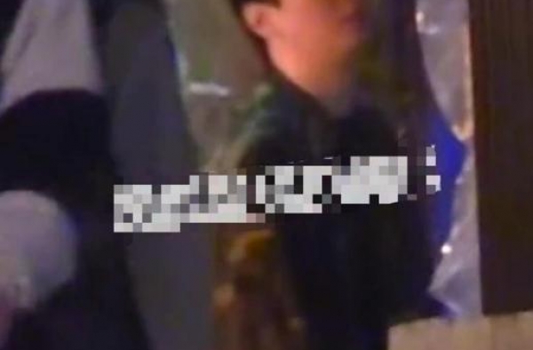 动真情？王校长深夜开劳斯莱斯接美女回家，路边甜蜜相拥难舍难分