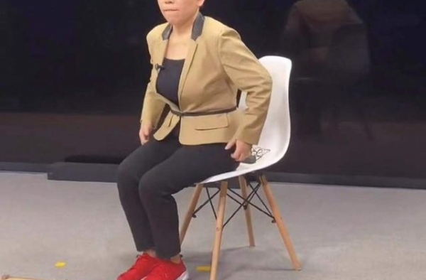 邓亚萍录节目被指挥显局促，穿着打扮遭嘲老气，给儿子买打折球鞋