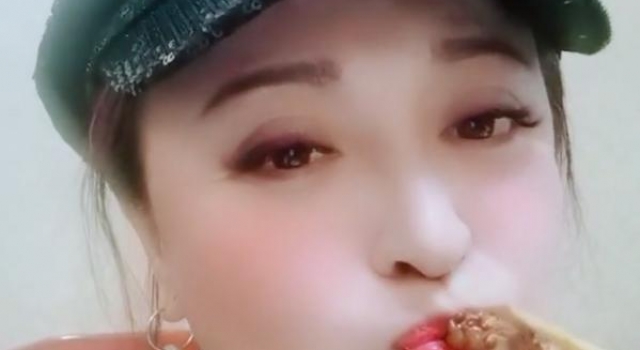 王璐瑶吃炸虫子一脸享受，嫁富豪身材走样，住两层豪宅项链鸡蛋大