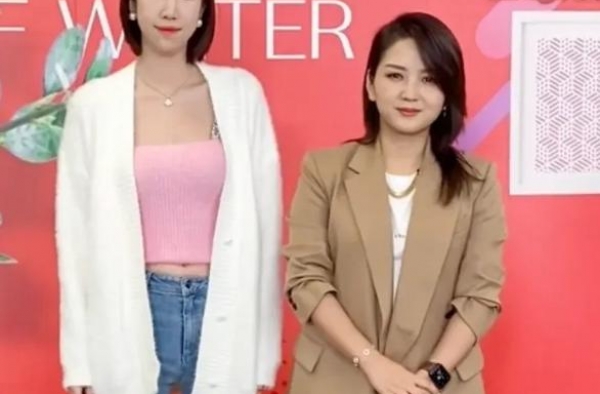 34岁何洁气质被网红碾压，穿长靴腿粗显矮胖，身材短板暴露无遗