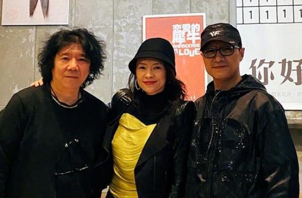章子怡领女儿逛街，女儿身高惊人，汪峰在后面不说话跟着