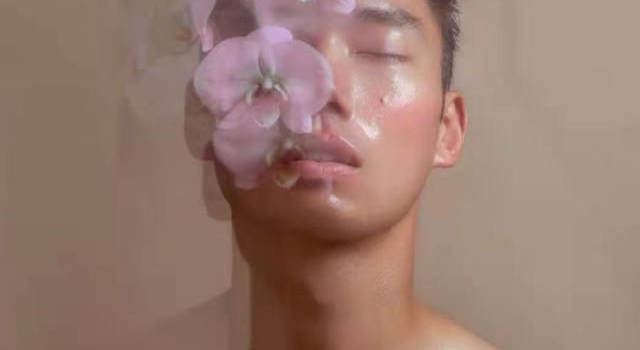 苗侨伟27岁儿子拍内衣照，胡子拉碴满面油光，靠一身肌肉撑场面