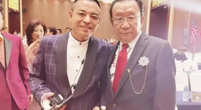 74岁侯耀华获奖惹争议，晒视频秀满墙古董，商演捞金忙不停