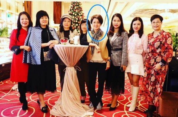 百亿阔太梁安琪亮相，戴两千围巾站C位，为赌王生下5子终生未婚