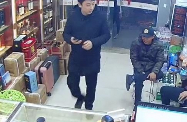 王思聪现身平价小卖部，两美女在门外等候，一出手就暴露土豪身份