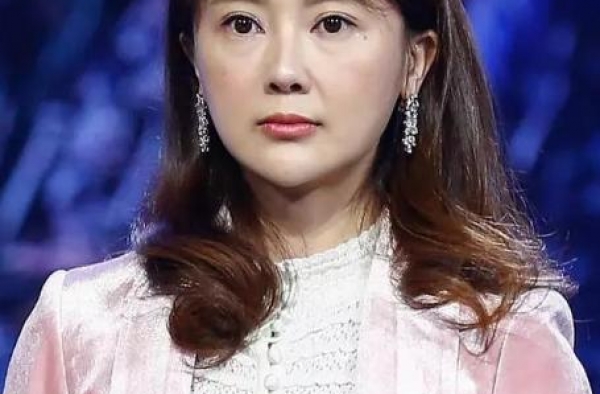 单身妈妈甘薇秀女子力！离开贾跃亭后，她一人能抱3个孩子