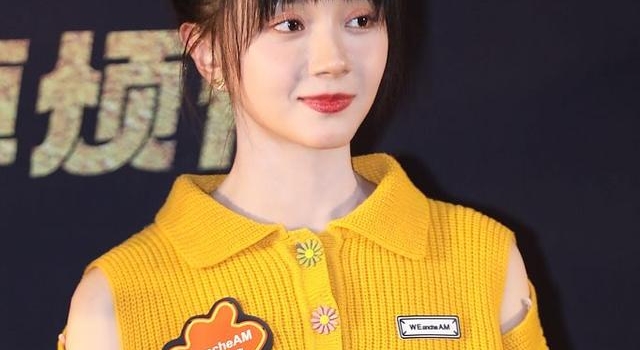 卜冠今为新片《沐浴之王》站台 梳双丸子头俏皮甜美吸睛
