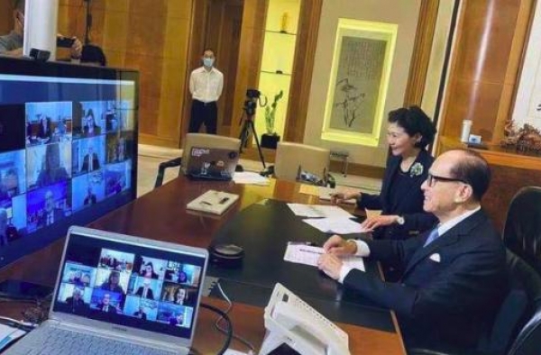 92岁李嘉诚与女友罕同框，相恋27年不结婚，只因爱原配太深？