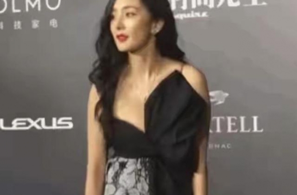 杨幂体态真夸不出口，脖子前倾气质无，网友：买个背背佳可好