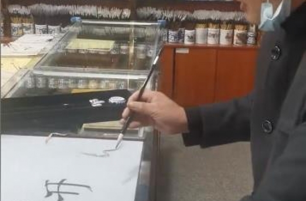 大衣哥秀书法闹笑话，写错别字也不理会，被曝一个字卖4万