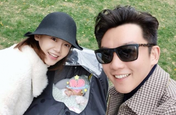 苗苗晒一家三口合照，女儿正脸首曝光，郑恺透露杨颖让儿子接近她