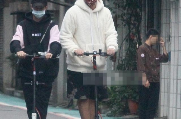 周杰伦不开限量超跑，骑电动车出门太低调，不工作一年也能赚4亿