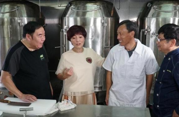 69岁“肥猫”曝近况，与苑琼丹合体拍广告，还向对方讨要生意经