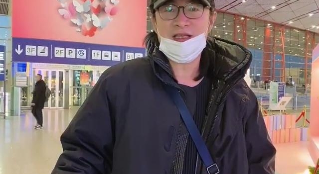 黄安回忆靠女人吃饭，大学拿七百生活费像乞丐！26岁儿子当店员