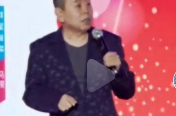 63岁潘长江商演大胆＂认妈＂，现场群众太热情，直接爬树看表演
