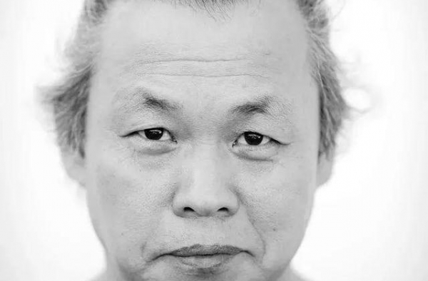 曾被爆性侵的“情色片导演”去世，请继续骂吧，感觉像他还活着