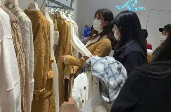 刘诗诗不再低调了，穿7万元外套逛街购物，网友：太壕气了