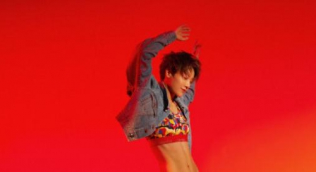 女团成员代言内衣品牌，完美马甲线太吸睛，却被吐槽不男不女