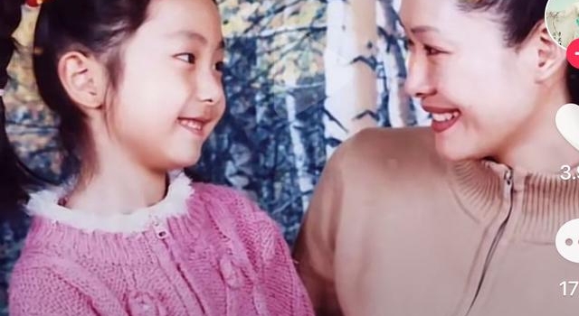 于文华罕见秀女儿，女儿出落得亭亭玉立，网友：闺女比妈妈美