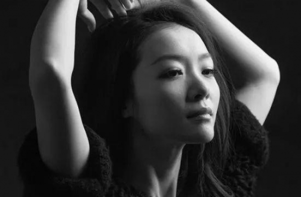 被捆绑的女性，走不出的困境