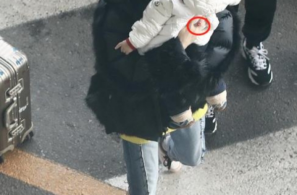 章子怡抱小儿子现身，皮草外套宝石戒指抢眼，专人帮拎万元大牌包