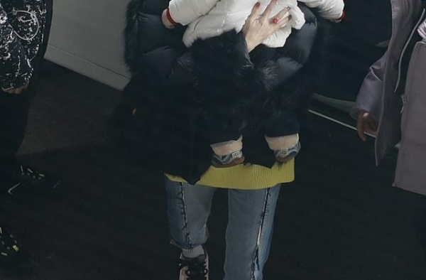章子怡抱儿子现身 女儿醒醒遇镜头开心挥手