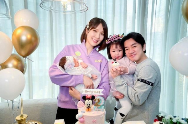 王祖蓝二胎得女自称“大鼻妹”，漂亮老婆加两个小棉袄，太幸福了