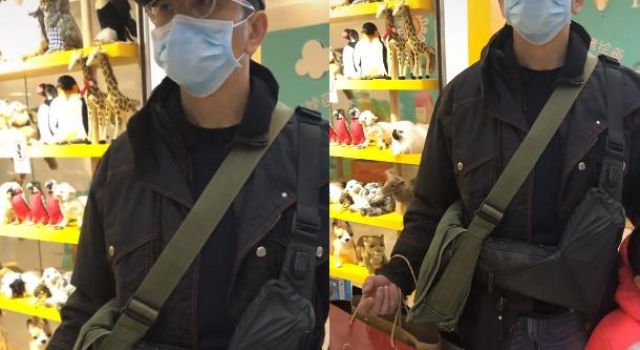 56岁温兆伦带妻女逛街，打扮朴素认不出，提满大包小包任劳任怨
