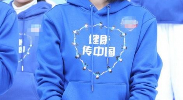 41岁高圆圆最新生图，蓝色卫衣配白裙优雅又清甜，颜值还是很高