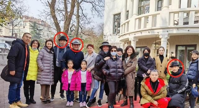 张铁林55岁女友露面，身价过亿却打扮朴素，6次上春晚来头不小