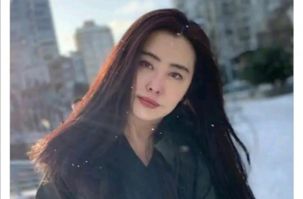 53岁王祖贤罕晒照，风华绝代美人依旧，浓密发量让人羡慕不已