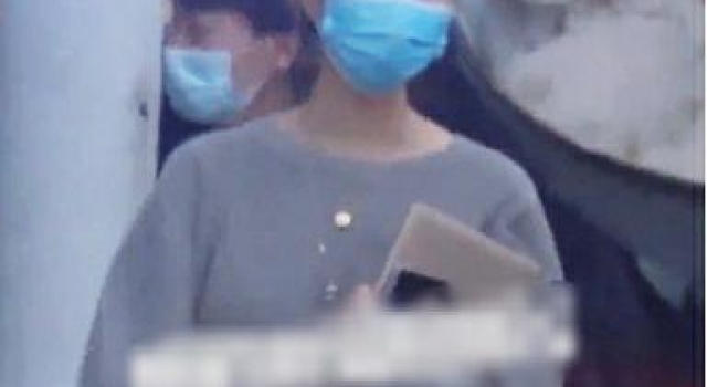 孙红雷小15岁娇妻罕露面，身材纤细比丈夫还高，两人同框无交流