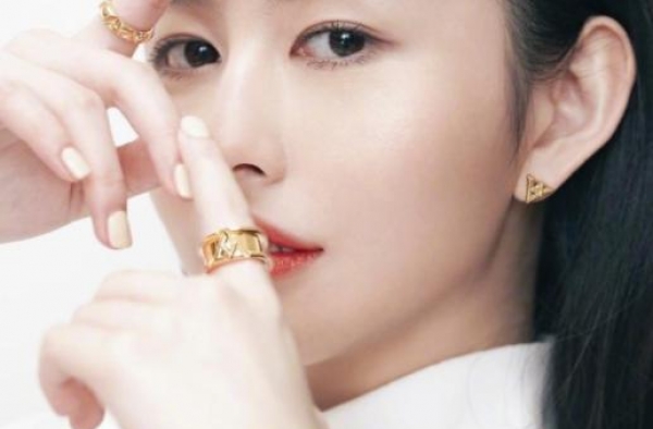 邱淑贞21岁女儿再登封面，样貌出众略显成熟，却被指颜值不及妈