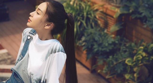 杨颖带儿子逛超市！3岁小海绵身高已到其腰部，好奇看镜头不怕生