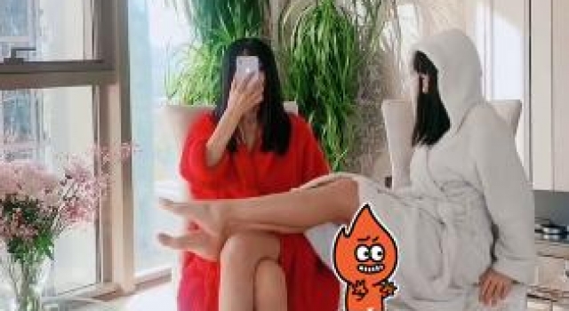 54岁张咪与女儿秀傲人长腿，浴袍太短险走光，还被嘲没文化？
