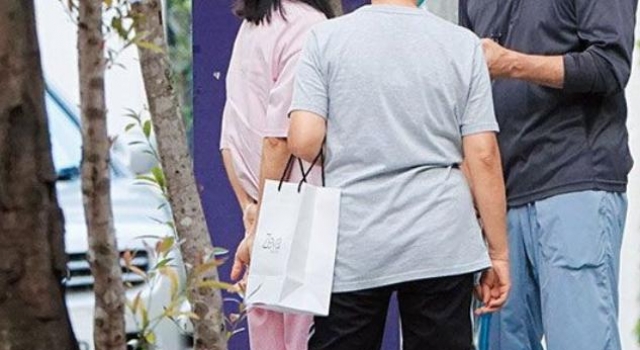 刘松仁被曝中风后身形消瘦，手脚无力拐杖不离身，米雪送礼示关心