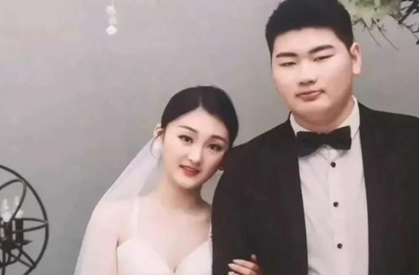 大衣哥儿媳近况曝光！穿露脐装和妈妈跳女团舞，肚子雪白被嘲壮实