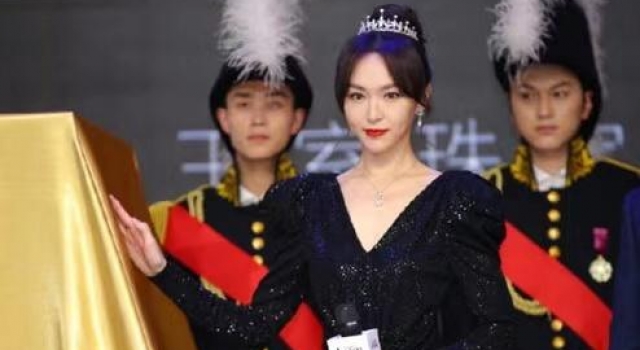 唐嫣复出后最美状态终于回归！亮片裙+王冠，生图更绝不用p