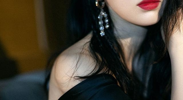 董璇卷发红唇化身港风女郎 穿黑裙秀香肩持靓行凶