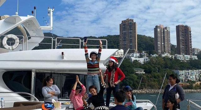TVB女星坐上亿游艇出海，嫁给大25岁富豪，和老公二女儿同岁