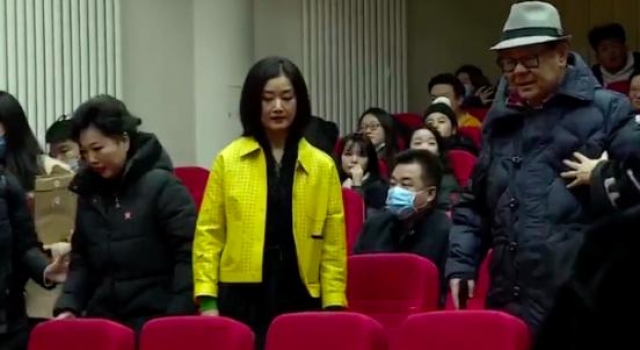 54岁宋祖英涂指甲大红唇，脸庞滋润显富态，化浓妆却遮不住皱纹