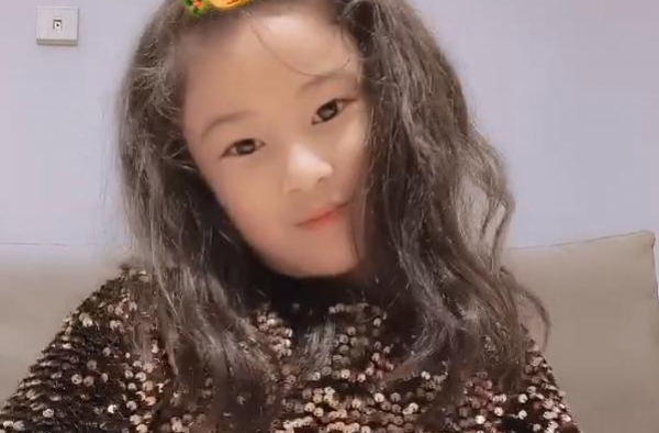 郑希怡5岁女儿曝光，至今还不会写字！孩子刚出生时肺部积水急救