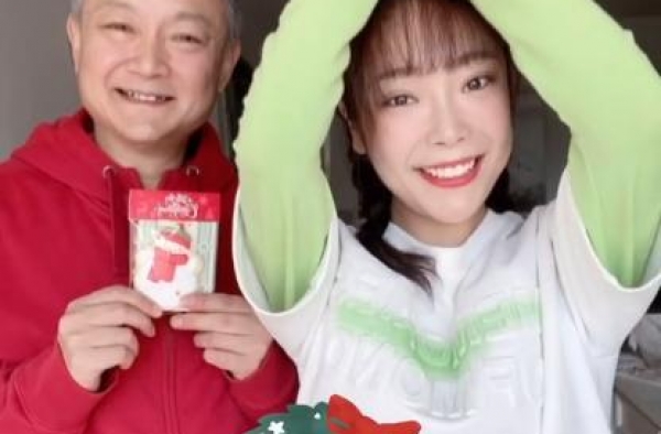 56岁欧阳奋强罕晒女儿，颜值高太像演员妈，女承父业却捧不红？