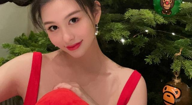邱淑贞女儿身材太辣，穿吊带挡不住事业线，21岁比妈妈还丰满