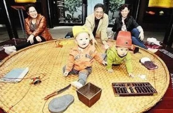 高圆圆女儿“抓周”，爷爷一脸苦笑：抓到了我们最不希望她选的