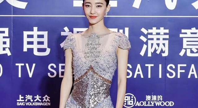 华鼎奖红毯终于开始了！王丽坤最美压轴，李小冉温碧霞却一块翻车