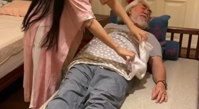 69岁张纪中晒杜星霖盖被照，甜蜜告白，细节透露两人是分床睡？