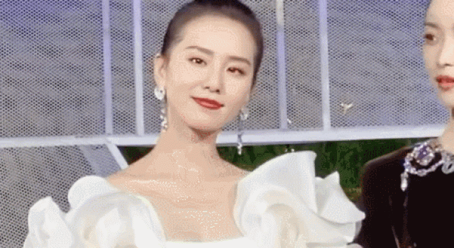 双生花大片来袭！刘诗诗出镜秀香肩，倪妮梳大背头叼烟比男人还帅