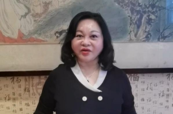 ＂90后的青春＂杨红樱罕露面，发福太多脸僵难看，网友：爷青结