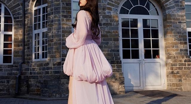 修长美腿女星大盘点，妩媚妖娆白到发光，和超模撞衫毫不逊色